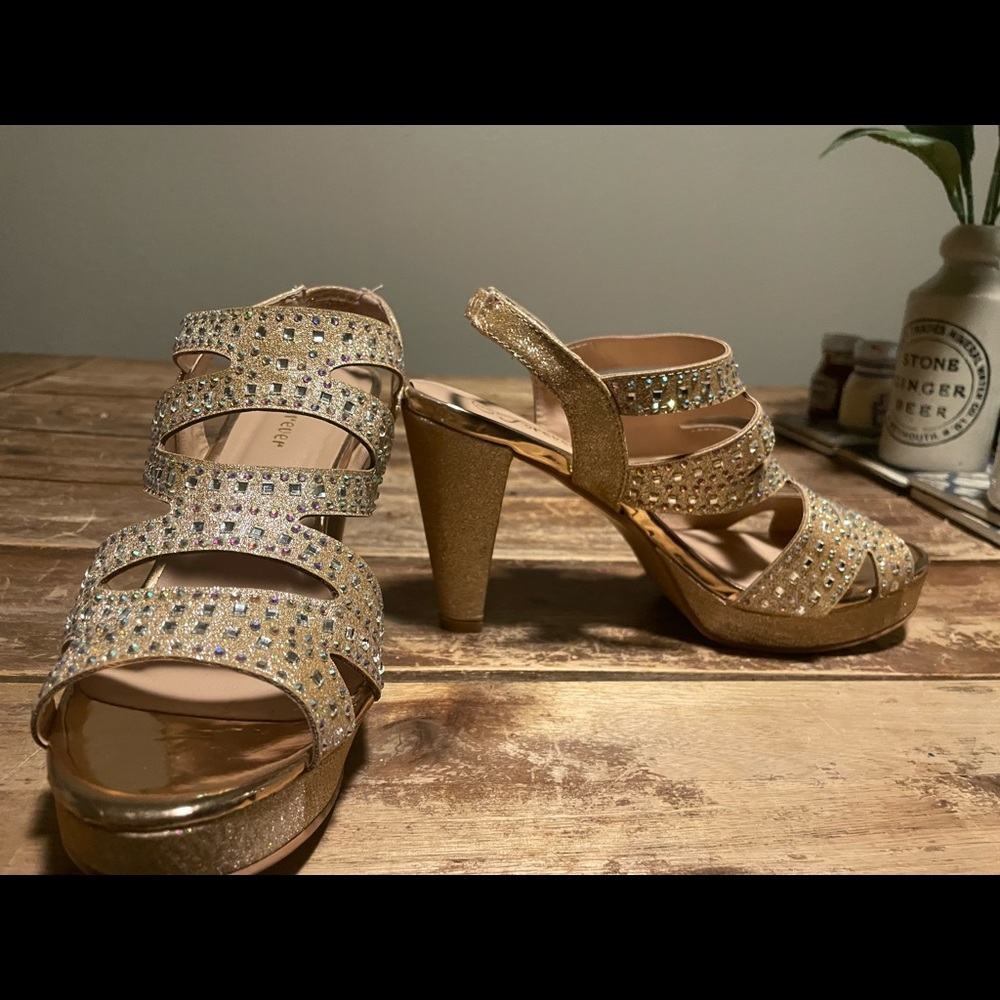 Selling gold shoes super cute and glittery